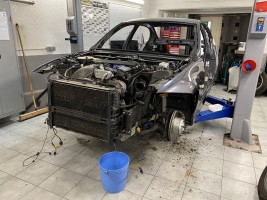 Motor und Getriebe werden ausgebaut