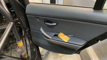 T�rverkleidungen hinten angepasst